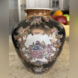 Beautiful decorative Chinese cloisonné-style porcelain vase. G23